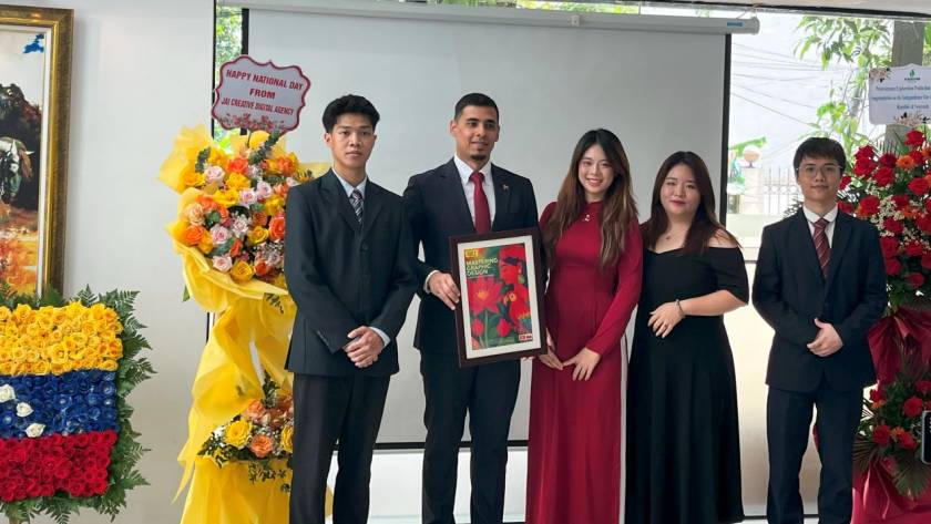 Các lãnh đạo trẻ đại diện thương hiệu JAI & TUT BRAND lên trao tặng bản quyền thương hiệu bộ sách Graphic Design: Insights From the Trenches