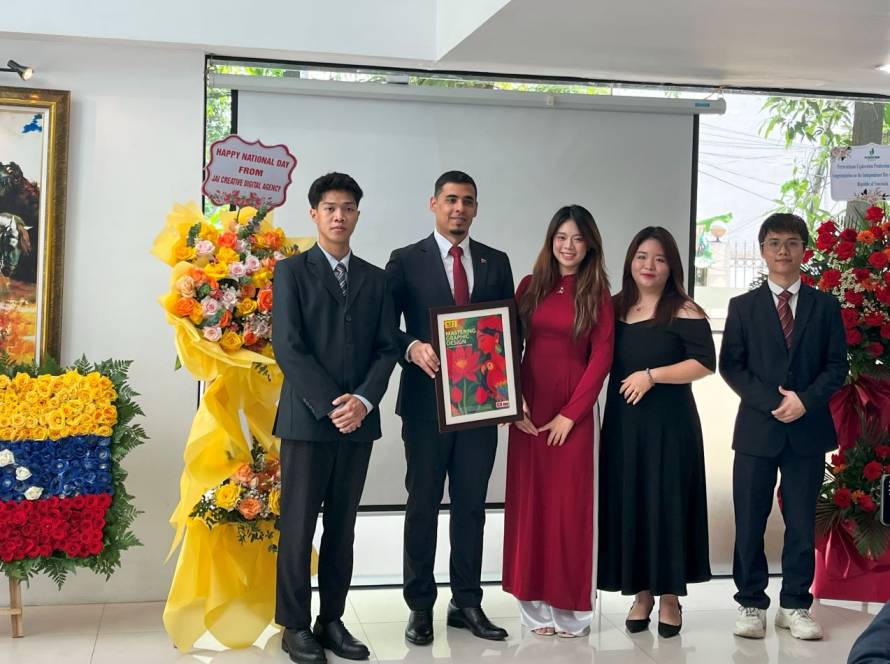 Các lãnh đạo trẻ đại diện thương hiệu JAI & TUT BRAND lên trao tặng bản quyền thương hiệu bộ sách Graphic Design: Insights From the Trenches
