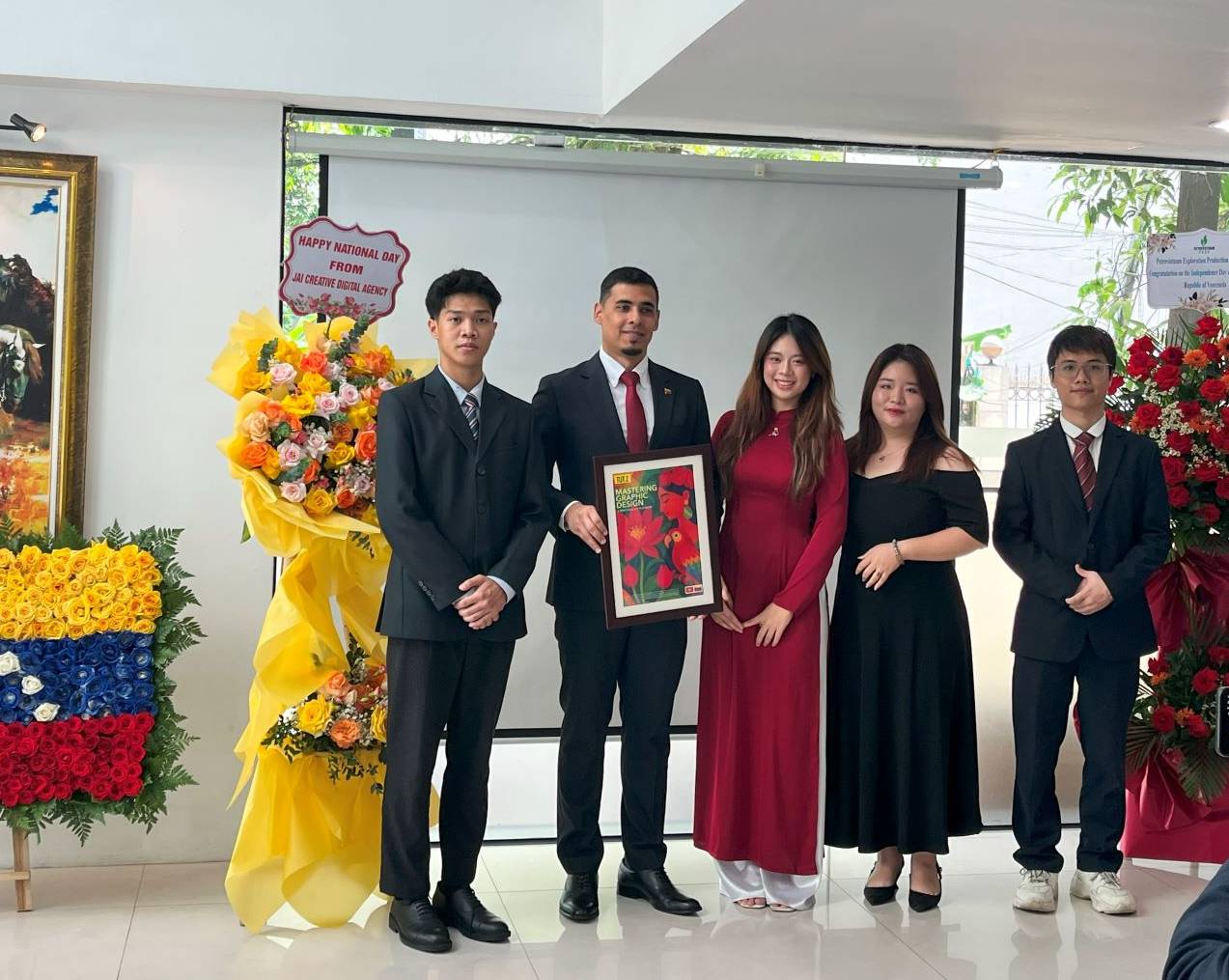 Các lãnh đạo trẻ đại diện thương hiệu JAI & TUT BRAND lên trao tặng bản quyền thương hiệu bộ sách Graphic Design: Insights From the Trenches